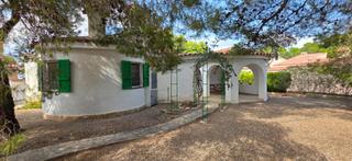 Casa en Les Tres Cales. Casa unifamiliar con jardn mediterrneo, barbacoa y cenador, ce