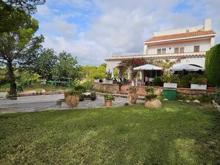 Casa a L´Ametlla de Mar. Magnífico chalet unifamiliar con sótano, terrazas y piscina comu