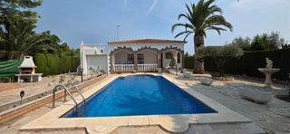 Casa a Calafat. Villa unifamiliar con piscina en calafat, a 300 metros del mar