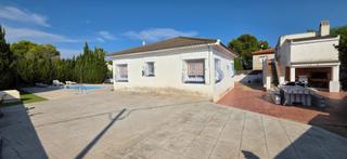 Casa a Les Tres Cales. Magnífica casa con apartamento independiente y piscina en tranqu