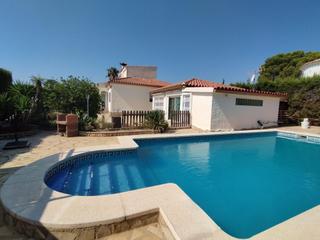 Maison à Les Tres Cales. Magnífico chalet con estudio independiente, piscina y licencia t