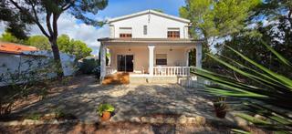 Casa a Les Tres Cales. Chalet unifamiliar con gran parcela ajardinada a 750 m de las ca