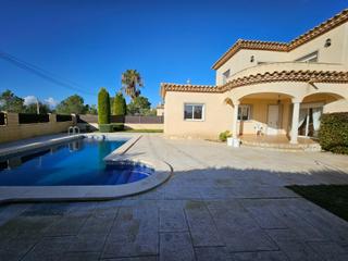 Casa en Les Tres Cales. Chalet unifamiliar con licencia turística y piscina, cerca del m