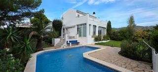 Casa a Calafat. Magnífico chalet unifamiliar con piscina y licencia turística a