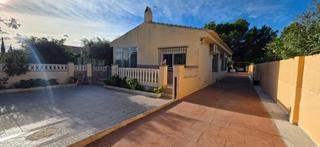 Casa a Les Tres Cales. Casa unifamiliar con parcela privada a 3 km del mar en lametlla