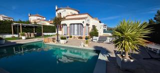 Casa a Les Tres Cales. Magnfico chalet unifamiliar con piscina, jardn y vistas al mar