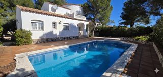 Chalet en Les Tres Cales. Chalet unifamiliar a 100 m del mar con piscina y amplia parcela