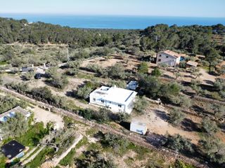Mas�a en Roques Daurades-L�Estany. Exclusiva finca con casa ibicenca y vistas al mar junto a lillot