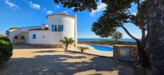 Casa en Calafat. Chalet exclusivo en primera l�nea de mar con vistas panor�micas