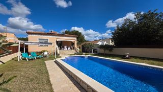 Chalet in Les Tres Cales. Magnifico chalet con piscina en urbanizaci�n tranquila de lametl