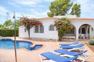 Casa en Les Tres Cales. Chalet con piscina a 150 m del mar con parcela ajardinada esquin