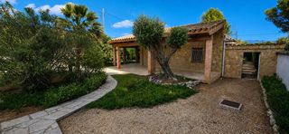 Casa a Les Tres Cales. Acogedor chalet r�stico en planta baja sobre parcela esquinera d