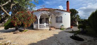 Casa a Les Tres Cales. Bonito chalet con jard�n mediterr�neo y piscina privada cerca de