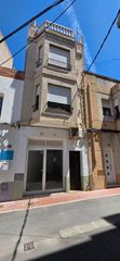 Casa a schiera in Perelló (El). Casa con local comercial en ubicación estratégica frente al ayun