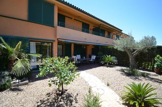 Erdgeschoss in Marina de Sant Jordi. Exclusivo apartamento en planta baja con jardines privados y pis