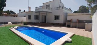 House in Les Tres Cales. Espacioso chalet con piscina y amplia parcela en lametlla de mar