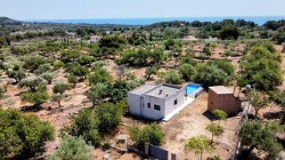 Bauernhof in Perelló (El). Magnífica finca rústica con vivienda, piscina y vistas al mar en
