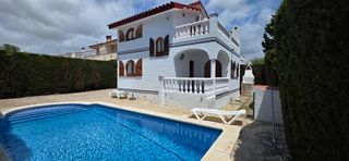 Xalet a Les Tres Cales. Chalet unifamiliar con piscina privada y licencia turística