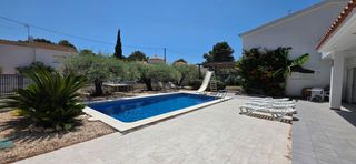 Casa a Les Tres Cales. Exclusivo chalet reformado con piscina privada, a solo 100 metro
