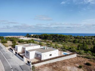 Casa in Sant Jordi D´Alfama. Exclusiva villa de obra nueva con piscina frente al pinar de la