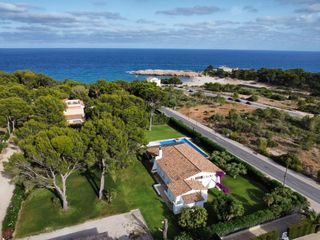 Maison à Sant Jordi D´Alfama. Exclusiva villa mediterránea en primera línea de mar con gran pa