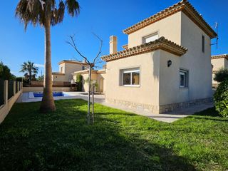 Casa a Les Tres Cales. Bonito chalet con piscina y licencia turística a solo 1,5 km del
