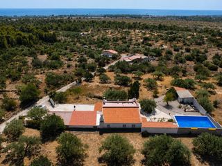 Mas�a en Vandell�s i l�Hospitalet de l�Infant. Finca r�stica con gran chalet, piscina y vistas al mar a pocos m