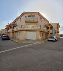 House in Camarles. Amplia casa esquinera con garaje, a 5 km de las playas de lampol