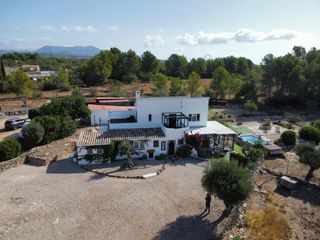 Mas à Perelló (El). Espectacular finca rústica con dos viviendas, piscina y 12.765 m