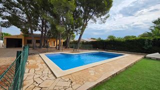 Casa en Les Tres Cales. Casa unifamiliar en planta baja con piscina y parcela de 800 m2