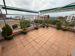 Àtic  Carrer pare marchena. Ático de 4 dormitorios, con terraza a nivel de 60 m2 y ascensor