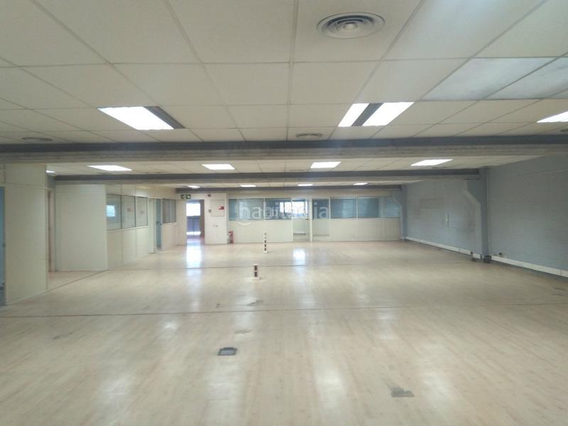 Foto d6487721-6780-43b9-9899-0d48b27b73d5. Nau industrial a Cementiri Vell Terrassa