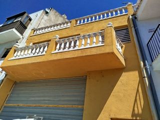 Casa adossada a Avinguda de Catalunya 45