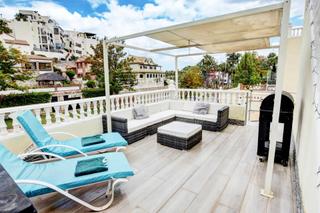 Casa aparellada  Calle camelia. Residencia principal  apartamento de invitados en benalmádena co