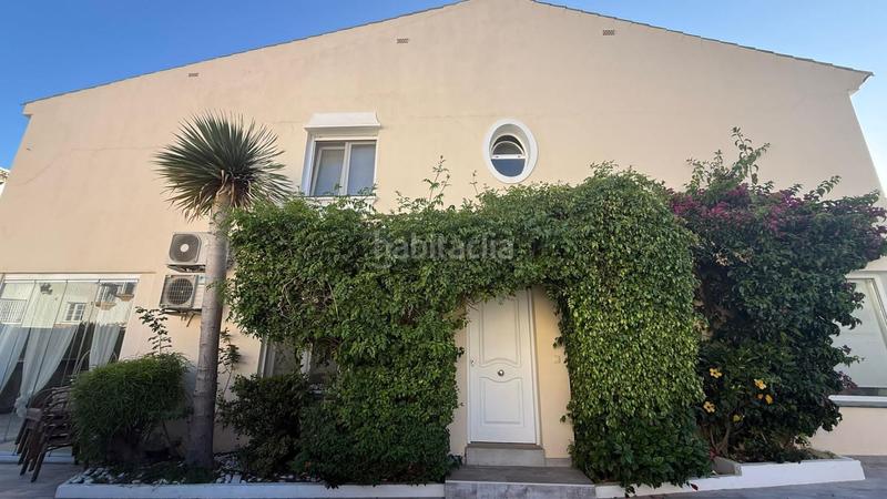 Foto 283b550c-09b9-462b-b9c2-bfa2e542cf38. Casa adosada exclusivo adosado de esquina completamente reformado con piscina privada pueblo en Benalmádena