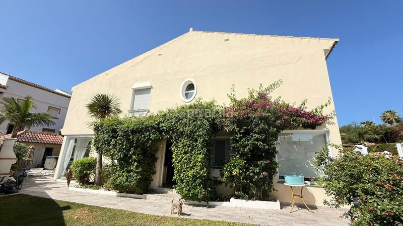 Foto 489554b7-73df-4dd0-9739-98fa2279d91e. Casa adosada exclusivo adosado de esquina completamente reformado con piscina privada pueblo en Benalmádena