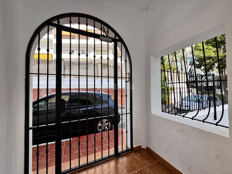 Foto ba8e8b40-e434-4550-aa18-3f1a63f1e352. Planta baixa amb piscina a Loma de los Riscos Torremolinos