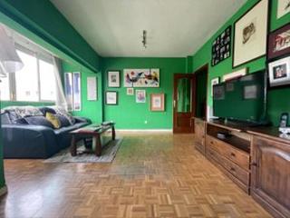 Pis  Calle torrelavega. Piso para entrar, con ascensor, trastero y plaza de garaje para