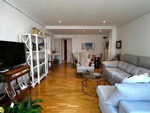 Etagenwohnung  Calle de domenico scarlatti. Se presenta este luminoso y acogedor apartamento de 77 m, ubicad