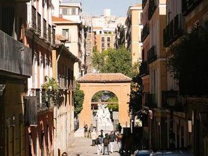 Etagenwohnung en Universidad-Malasa�a. Se vende acogida vivienda en pleno barrio de malasa�a, una de la