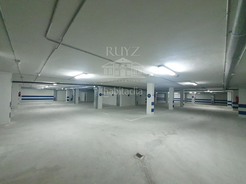 Foto b7230eea-cd7d-4f22-941e-6110bc443698. Parking coche aprovecha esta oportunidad única! venta de plazas de garaje en Salobreña