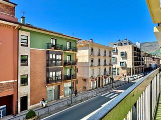 Pis  Euskal herria kalea. Piso totalmente exterior con balcones en ibarra!