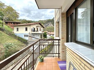 Etagenwohnung  Kale nagusia. Vivienda exterior con dos balcones, ascensor y trastero en legor