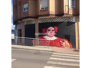 Business premise in Avenida travesia de la industria 8. Local comercial en alquiler yo en venta.