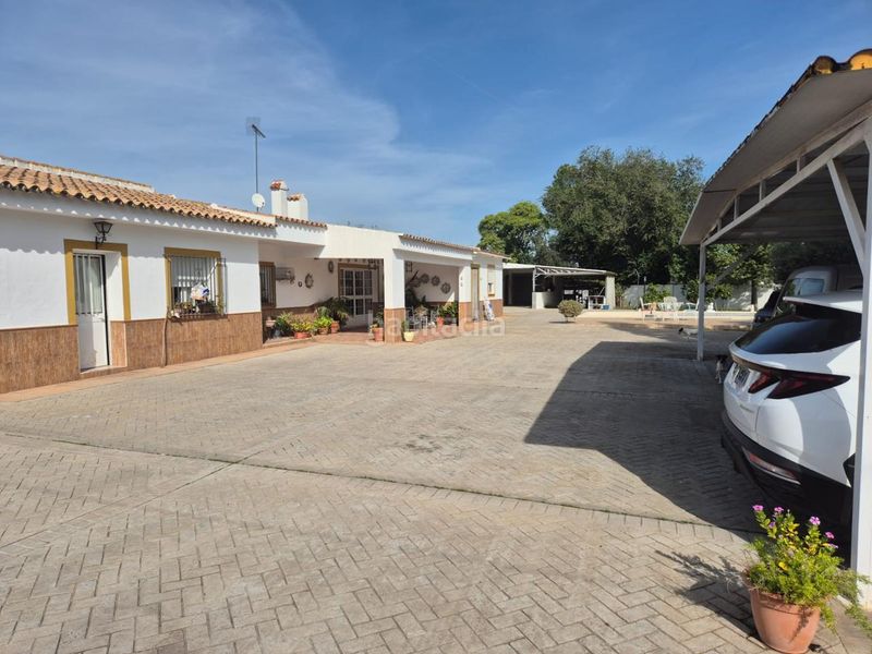 Foto c01964c2-6dd5-42b5-b21e-7b6b2aeb2387. Casa amb piscina a Palomares del Río