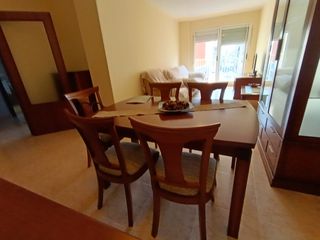 Pis a Centro. Piso de tres habitaciones con garaje trasero dos baños