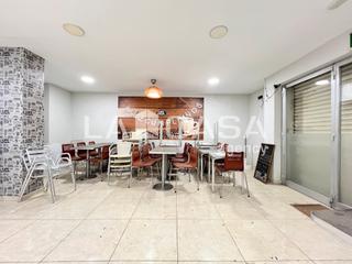 Local commercial à Llefià. Increíble oportunidad de inversión local comercial de 398 m en e