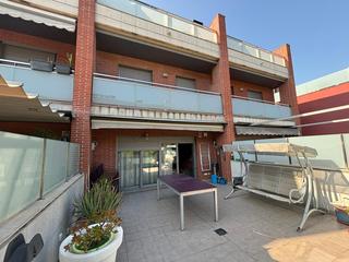 Casa bifamiliare in Granvia LH. Oportunidad en la zona.!