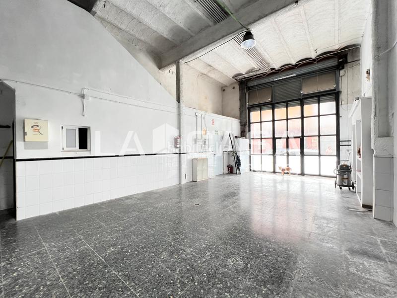 Foto f159a825-1f7a-4be0-a1d9-d7a09d1513ef. Local comercial a Llefià Badalona