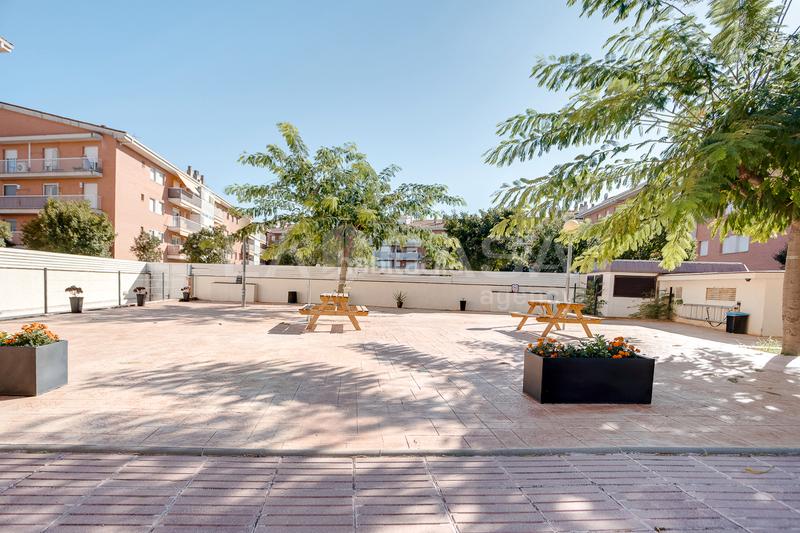 Foto 09bffb4e-c247-4285-ad3a-6ba90a65fc14. Piano terra con parcheggio piscina in Canovelles